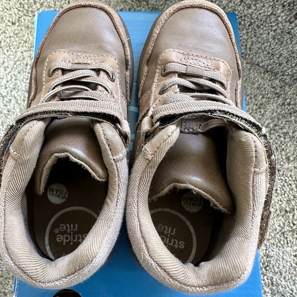 Stride Rite Leather Ryker High top Sneaker in Greige with Box - Picture 6 of 9